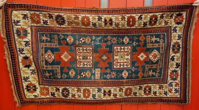 CAUCASE Tapis en laine à champ bleu et rouge orné de trois motifs géométriques semi...