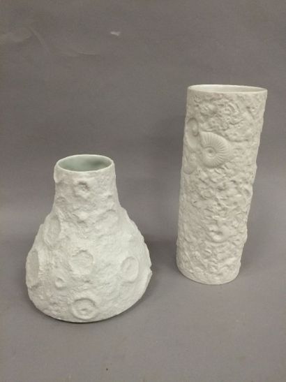 null ALLEMAGNE 

Lot de deux vases en porcelaine blanche, l'un cylindrique à décor...