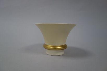 null Jean LUCE

Petit vase cornet en céramique ivoire, la base ceinte d'un anneau...