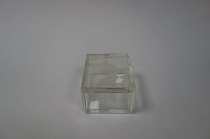 null Jean LUCE

Boîte de forme carrée en verre à décor gravé de motifs géométriques.

6...