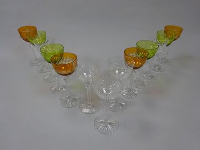 null Ensemble de 13 verres à pieds en cristal de couleur dont jaune, orange et incolore....