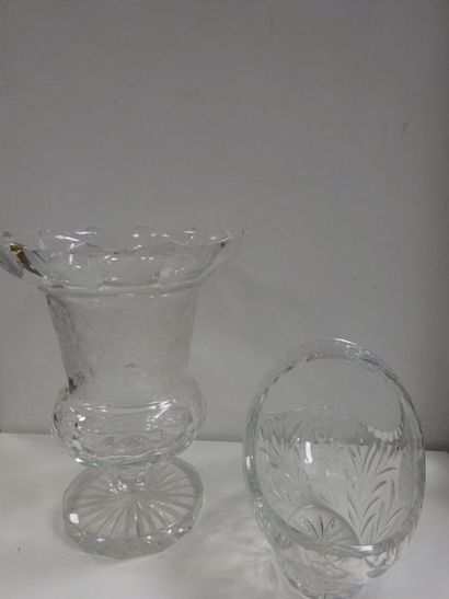 null Ensemble de deux éléments en verre taillé à motifs de fleurs dont: 

- 1 petit...