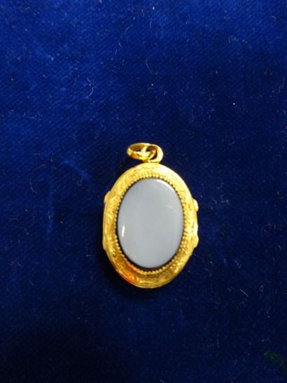 null Pendentif médaillon porte-photo de forme ovale en or jaune (750) orné d'une...