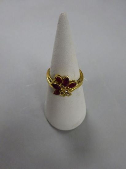 null Bague monture en or jaune (750) ornée de pierres rouges et petits diamants formant...