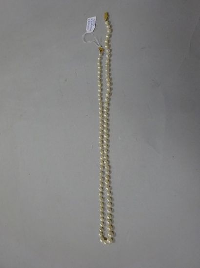 null Collier de perles blanches de culture en chute, fermoir en or jaune (750) avec...