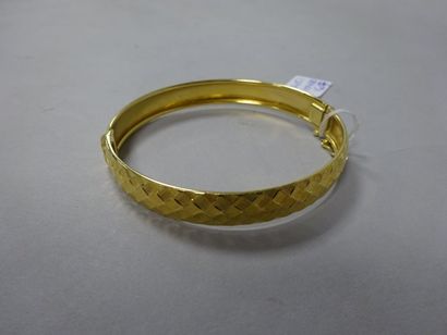null Bracelet jonc ouvrant en or jaune (750) à décor de vannerie, fermoir cliquet...