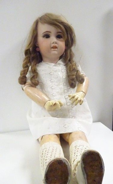 null Grande poupée tête porcelaine marquée en creux "1907", taille 14, bouche ouverte...