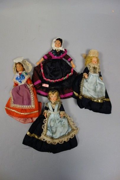 null Lot de 4 poupées régionales en composition.

H. : 20 cm.

40 / 60 €