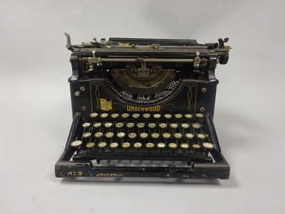 null UNDERWOOD 

Machine à écrire.

Vers 1920.

Usures et oxydations.