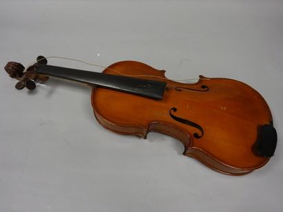 null Violon en épicéa et érable ondé. 

Etiquette apocryphe "Stradivarius".

Longueur:...