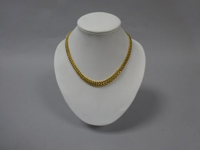 null Collier en or jaune (750) à maille tressée en chute. 

Fermoir à cliquet et...