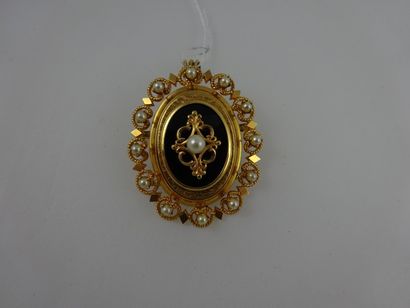 null Broche pendentif ovale en or jaune (750) ornée d'une plaque d'onyx et de petites...
