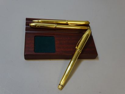 CROSS Parure comprenant trois stylos en métal doré rainuré dont un stylo plume, un...