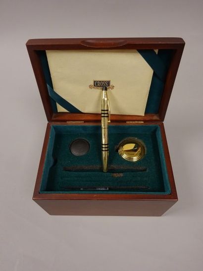 CROSS Coffret des 150 ans d'anniversaire contenant:

- Un stylo plume (plume en or...