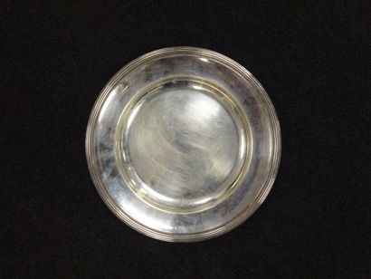 CHRISTOFLE Plat circulaire en métal argenté à filets. 

D.: 35 cm.

Oxydations.