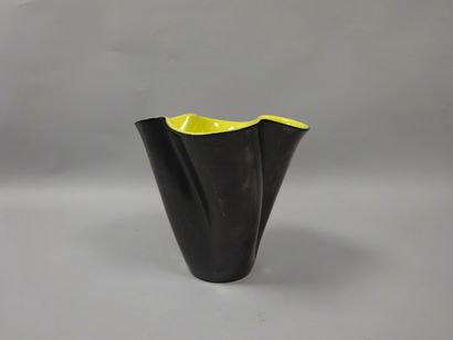 ELCHINGER Vase de forme mouvementée en céramique émaillée noire à l'extérieur et...