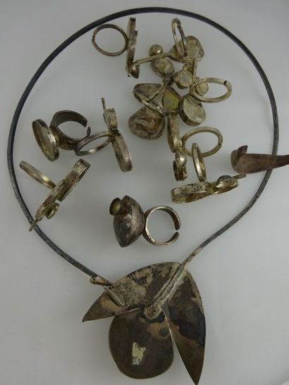 Jeanine NATHAN (née en 1924) Montures de collier ou de bagues et débris de bague...