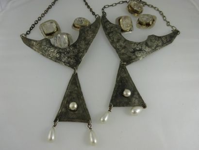 Jeanine NATHAN (née en 1924) Deux colliers en métal :

- deux plastrons retenant...