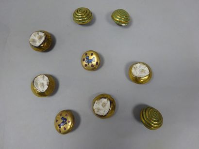 LINE VAUTRIN (1913-1997) Lot de boutons en céramique émaillée dont :

- Quatre boutons...