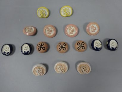 LINE VAUTRIN (1913-1997) Lot de boutons en céramique émaillée dont:

- Cinq boutons...