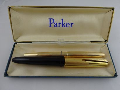 PARKER ou UNIC Lot de deux stylos plume: 

- Un PARKER en métal doré rainuré, plume...