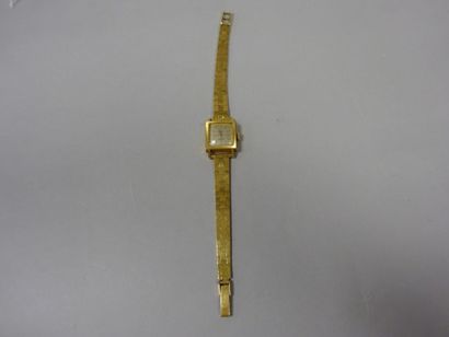 null SPRING

Montre bracelet de dame en or jaune (750) boitier carré, bracelet articulé,...