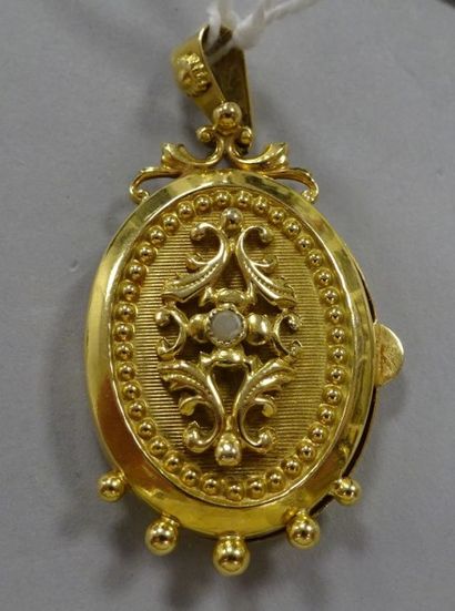 null Pendentif médaillon porte photo en or jaune (750) à décor de frise de perles.

Poids...