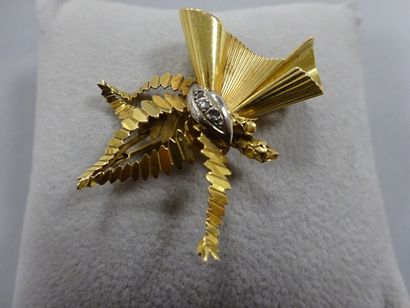 null Broche en or jaune (750) figurant une gerbe, centrée de petits diamants taillés...