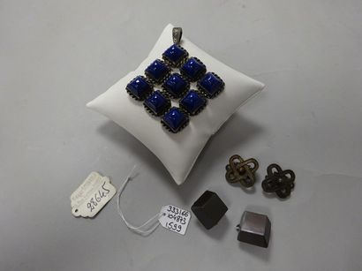 Roger SCEMAMA Pendentif losangique en métal à décor de cabochons de pierres bleues...