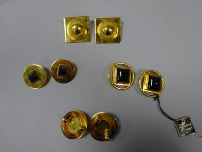 Roger SCEMAMA Quatre paires de clips d'oreilles en métal doré, à décor d'anneaux,...