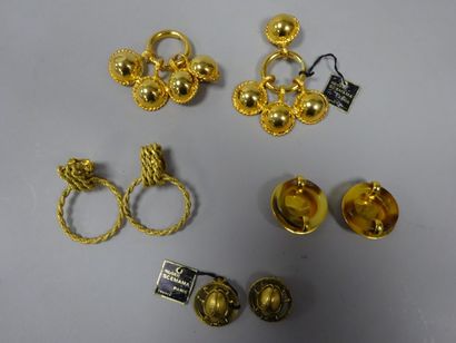 Roger SCEMAMA Quatre paires de clips d'oreilles en métal doré, à décor de scarabée,...
