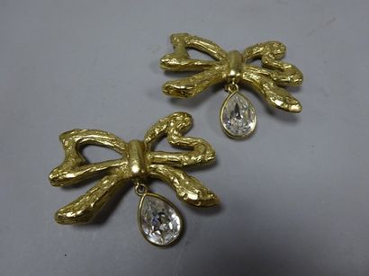 Yves Saint LAURENT Paire de clips d'oreilles en métal doré formant ruban, retenant...