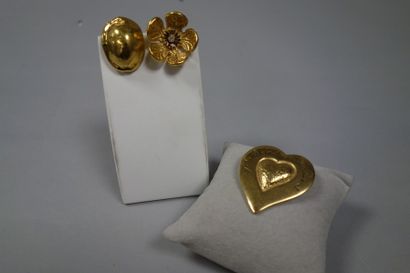 Yves Saint LAURENT Pendentif en forme de coeur en métal doré. Signé.