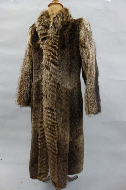 Yves SAINT LAURENT fourrures Manteau de dame en en ragondin brun, bordure en tunaki,...