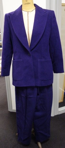 Yves SAINT LAURENT Variation Tailleur pantalon de dame en lainage violet. 

La veste...