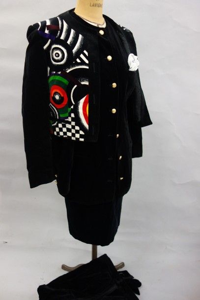 Louis FERAUD Veste courte en velours noir ornée de motifs géométriques multicolores,...