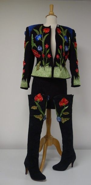 JEAN-CLAUDE JITROIS Ensemble comprenant une veste, deux jupes, une paire de bottes,...