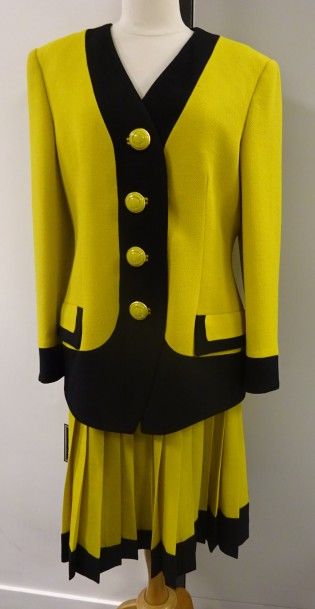 Gianni VERSACE Couture Tailleur en lainage jaune à bordure noire, la veste à col...