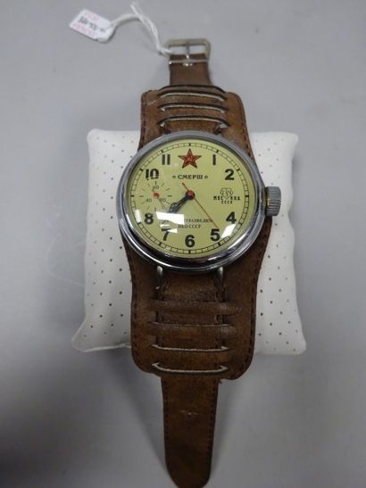 Travail soviétique vers 1950. Montre bracelet d'officier, boitier rond en acier,...