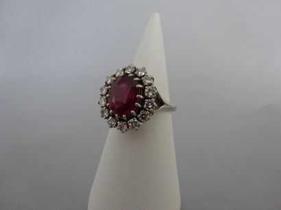 null Bague marguerite en platine (950) sertie d'un rubis (traité) de taille ovale...