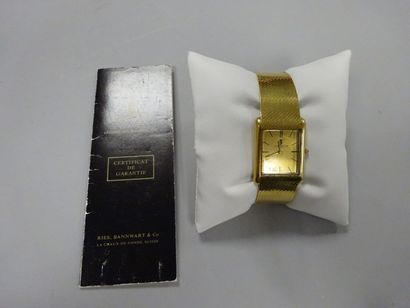 CORUM 

Montre bracelet d'homme en or jaune (750), boitier rectangulaire, cadran...