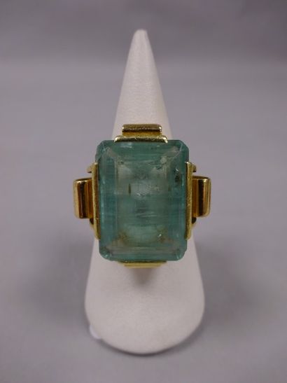 null Importante bague en or jaune (750) ornée d'une émeraude taillée à degrés en...