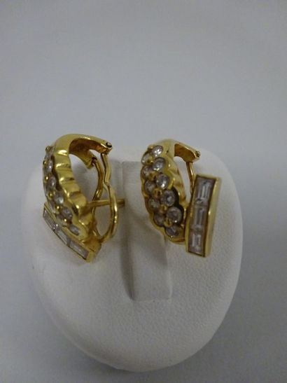 null Paire de clips d'oreilles en or jaune (750) sertis de petits diamants de taille...