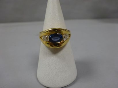 null Bague en or jaune (750) présentant un saphir ovale facetté, épaulé de deux diamants...
