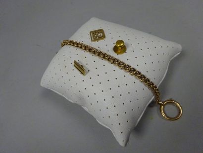 null Lot d'or (750) :

- débris de chaine de montre.

- éléments de bracelet en tissu.

-...