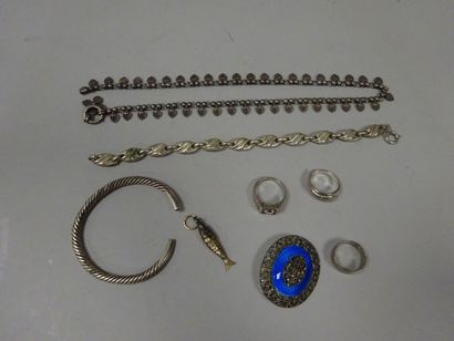 null Petit lot de bijoux (bracelets, bagues, broche, collier, pendentif poisson)...