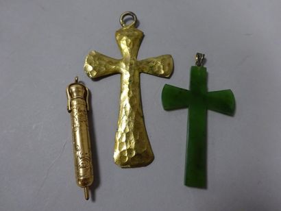 null Lot de deux croix dont une en métal doré et une en jadeïte.

On joint un porte...