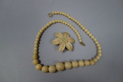 null Lot comprenant un collier de perles imitant l'ivoire en chute et une broche...