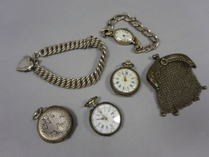null Lot d'argent (925) comprenant: 

- Une montre bracelet de dame 

- Deux montres...
