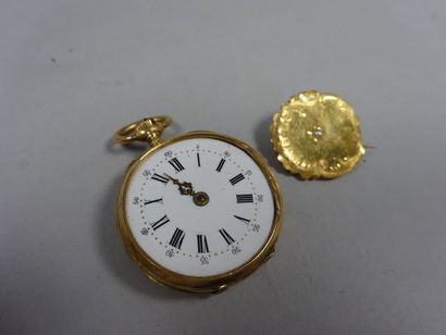 null Lot comprenant: 

- Une montre de col en or jaune (750). 

- Une petite broche...